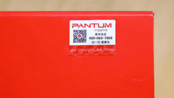 使用彩色水笔涂抹红色区域“pantum”显现同色“pantum”印记，水干后仍保留